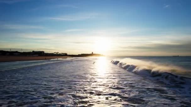 リスボンのビーチでサーフィンと波を破る — ストック動画