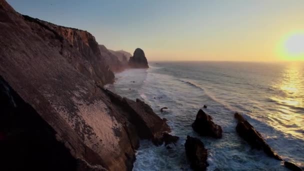 Golvende Golven Aan Westkust Van Portugal Tijdens Zonsondergang — Stockvideo