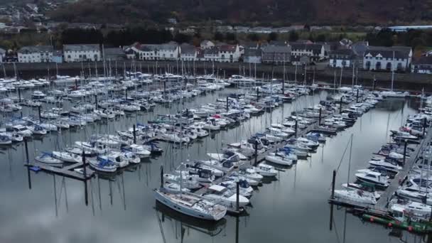 Naturskön Lyxig Hamn Lägenhet Yachter Och Segelbåtar Berg Kust Antenn — Stockvideo