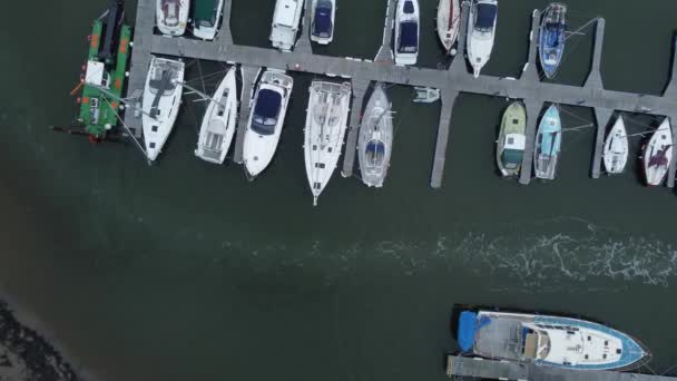 Draufsicht Aus Der Luft Über Luxuriös Vertäut Private Yachthafen Segelschiffe — Stockvideo
