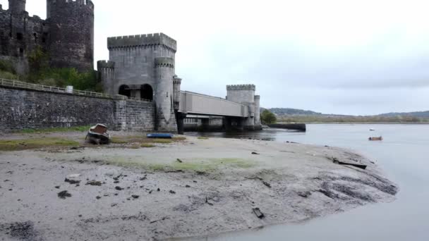 Conwy Κάστρο Χαμηλή Παλίρροια Βάρκες Αγκυροβολημένο Στη Λάσπη Όχθη Εναέρια — Αρχείο Βίντεο