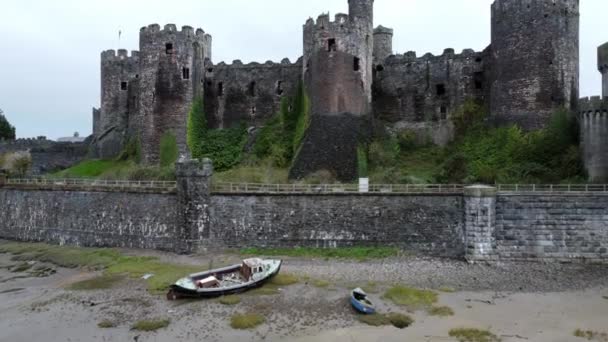 具有历史意义的康威城堡空中景观 地标镇废墟石墙护城河中的旅游胜地崛起 — 图库视频影像