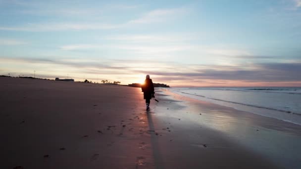 Una Mujer Camina Por Playa Con Una Cámara Mano Amanecer — Vídeos de Stock