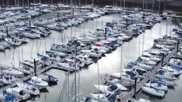 Malownicze Luksusowe Nabrzeże Port Apartament Wioska Jachty Żaglówki Pod Górskim — Wideo stockowe