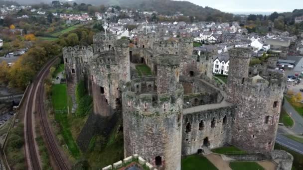 歴史的Conwy城ランドマークタウン廃墟石の壁の戦いの空中ビュー降下で観光名所プッシュ左 — ストック動画