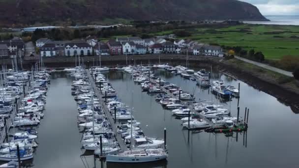 Landschaftlich Luxuriöse Hafenwohnungen Dorf Yachten Und Segelboote Unter Bergküste Luftaufnahme — Stockvideo