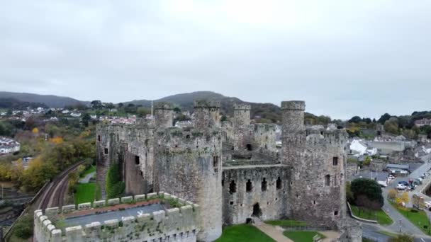 歴史的Conwy城ランドマーク町の空中ビューが石の壁の戦いを台無しに町のショットを確立上昇観光名所 — ストック動画