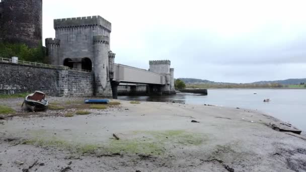 Conwy Kastély Apály Csónakok Kikötve Iszap Part Légi Kilátás Emelkedik — Stock videók