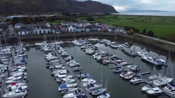 Landschaftlich Luxuriöse Waterfront Harbour Apartment Village Yachten Und Segelboote Unter — Stockvideo