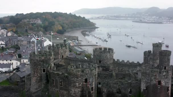 Tarihi Conwy Şatosu Landmark Şehrinin Aşağı Inen Manzarası Taş Duvar — Stok video