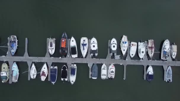 自上而下的无人驾驶飞机俯瞰豪华停泊的私人游艇和游艇 缓慢向前射击 — 图库视频影像