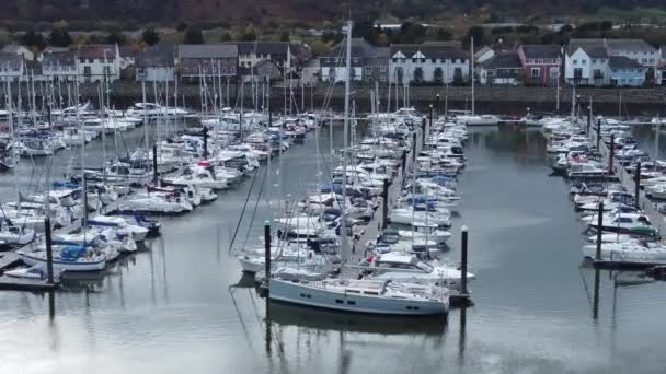 Naturskön Lyxig Hamn Lägenhet Yachter Och Segelbåtar Berg Kust Låg — Stockvideo