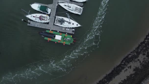 Vista Aérea Arriba Hacia Abajo Del Dron Siguiendo Rastro Estela — Vídeos de Stock