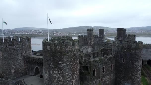Σημαίες Για Ιστορικό Κάστρο Conwy Εναέρια Άποψη Της Πόλης Landmark — Αρχείο Βίντεο