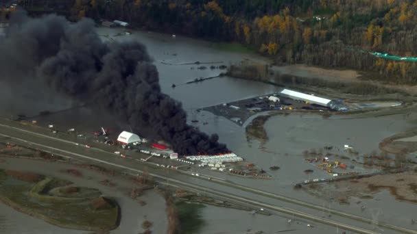 Thick Black Smoke Burning Vehicles Meio Inundações Abbotsford Colúmbia Britânica — Vídeo de Stock