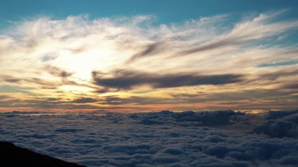 ハワイ マウイ島のハレアカラ火山の上に壮大な夕日の間に浮かぶ雲の風景 — ストック動画