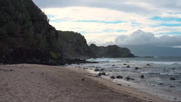 Statisk Bild Vackra Punalau Stranden Maui Hawaii Molnig Dag Vågor — Stockvideo