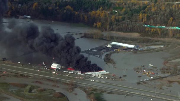 Black Smoke Rising Caravan Burning Storage Yard Rainstorms Veroorzaakte Overstromingen — Stockvideo