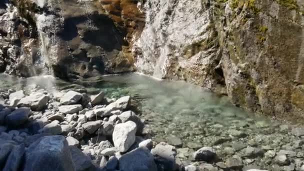 Zeitlupenaufnahme Eines Frischen Wasserfalls Der Einem Sonnigen Tag Gertrude Saddle — Stockvideo