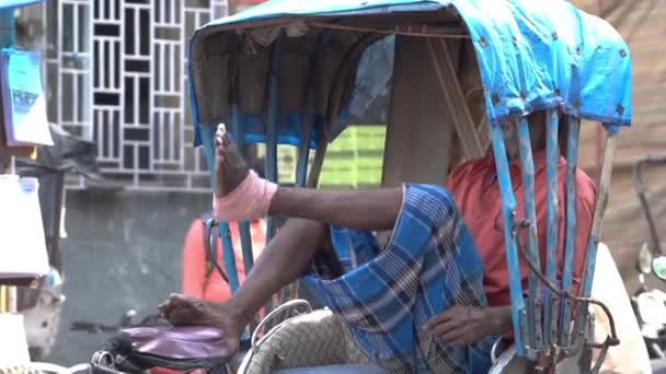 Stackars Och Trötta Gamle Man Avkopplande Sin Rickshaw Indisk Rickshaw — Stockvideo