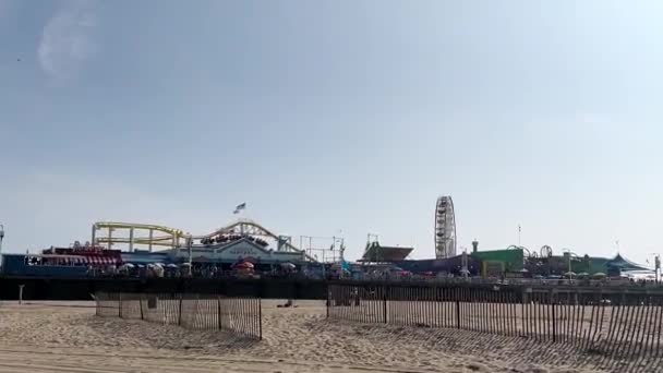 Panning Záběr Santa Monica Pier Zábavním Parkem Písečnou Pláží Kalifornie — Stock video
