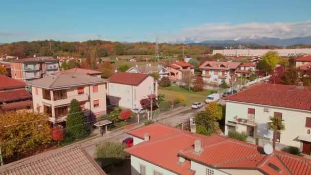 Idyllische Afwikkeling Met Prachtig Herfstlandschap Het Platteland Tegen Blauwe Lucht — Stockvideo