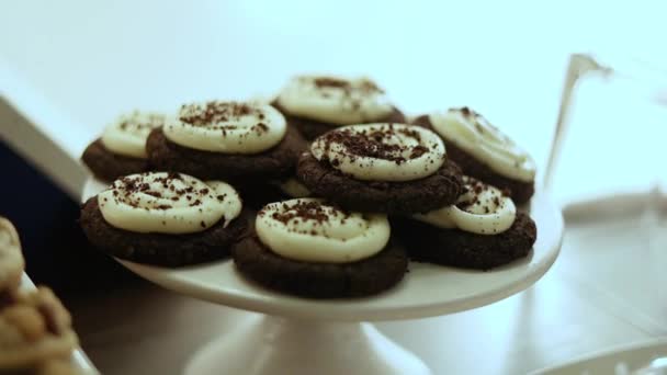 Cookies Cream Chocolate Cookies Mit Zuckerguss Auf Dem Dessertdisplay — Stockvideo