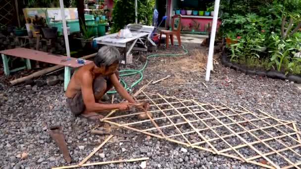インドネシアの高齢労働者 ソロ市の木造フェンスフレームを構築 — ストック動画