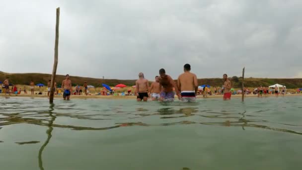 Jungen Spielen Strandfußball Meerwasser Punta Penna Italien Zeitlupen Tiefflug — Stockvideo