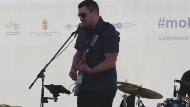 Hungarian Lead Vocalist Guitarist Hero Square Budapest — Stock Video