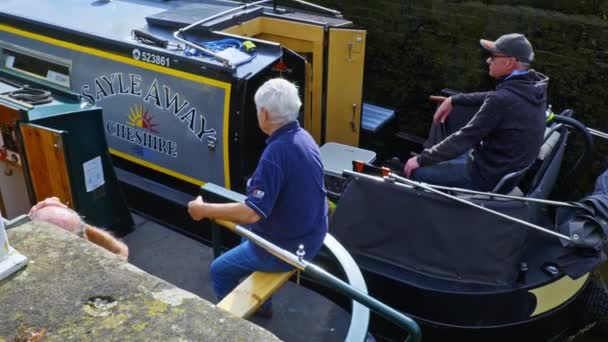 Helmsman Sitter Aktern Två Smalare Båtar Som Navigerar Bunburys Kanalslusssystem — Stockvideo