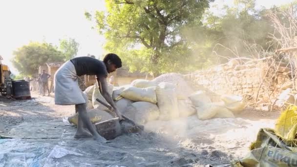 真实的真实生活场景 人们在炎热的阳光普照的日子里辛辛苦苦工作 并在印度农村地区负重负重 — 图库视频影像