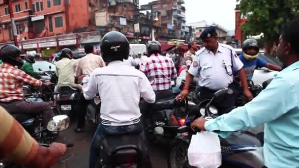 インドのジャイプールで警察官と激しい車やオートバイのトラフィックのインドの都市のシーン 手持ち — ストック動画