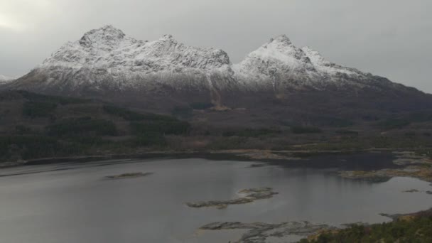 Paisaje Invierno Escandinavo Una Montaña Nevada Con Lagos Bosques — Vídeos de Stock