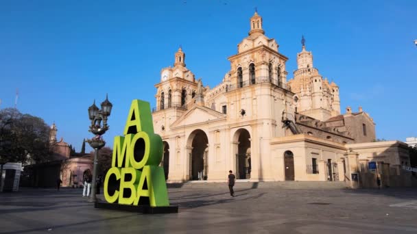 国家历史纪念碑 阿根廷最古老的教堂 科尔多瓦大教堂 在西班牙殖民统治时期被保存下来 在圣马丁广场的前面有当代的标志 枪弹缓慢 — 图库视频影像