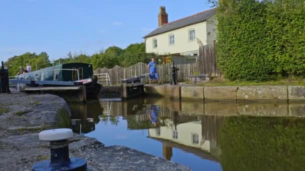 Strong Men Opening Lock Gates Shropshire Union Canal Allow Hired — Stock Video