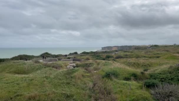 Toeristen Bezoeken Bunkers Bij Normandie Landing Stranden Bij Pointe Hoc — Stockvideo
