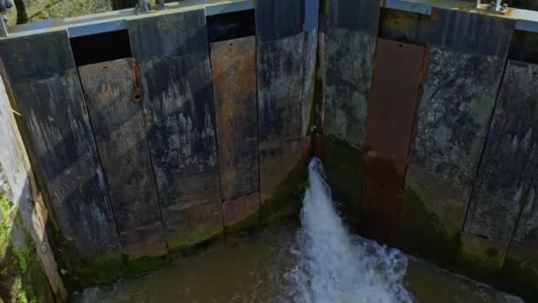 Twee Smalle Boten Lock Systeem Lock Keeper Geven Instructies Hand — Stockvideo