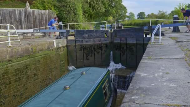 Mannen Openen Sluisdeuren Sluis Overstromen Voor Het Navigeren Een Smalle — Stockvideo