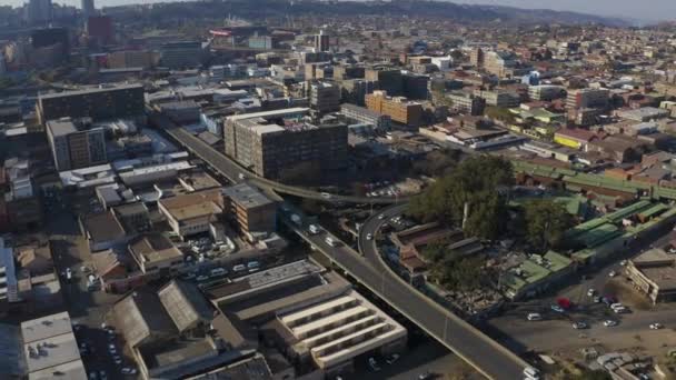Vliegen Gebouwen Johannesburg Cbd Met Auto Rijden — Stockvideo