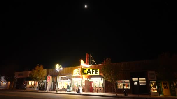 Estabelecendo Tiro Café Lanchonete Longo Uma Pequena Rua Cidade Noite — Vídeo de Stock