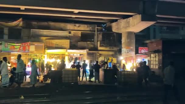 Nachtansicht Des Belebten Marktplatzes Unter Einer Brücke Der Alten Stadt — Stockvideo