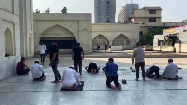 Hombres Musulmanes Orando Patio Mezquita Nacional Baitul Mukarram Daca Moción — Vídeos de Stock