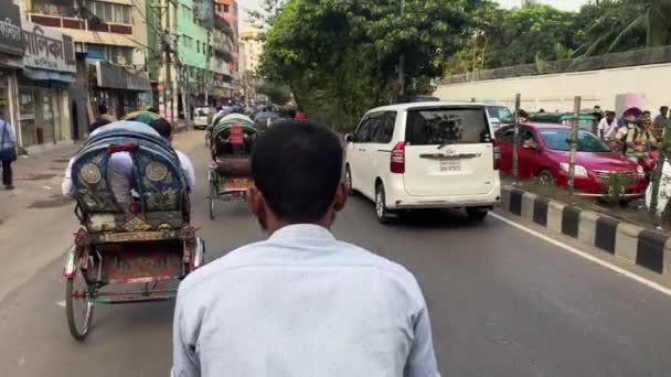 Passeggero Pov Rickshaw Cavalcando Lungo Affollate Strade Congestionate Dacca Rallentatore — Video Stock