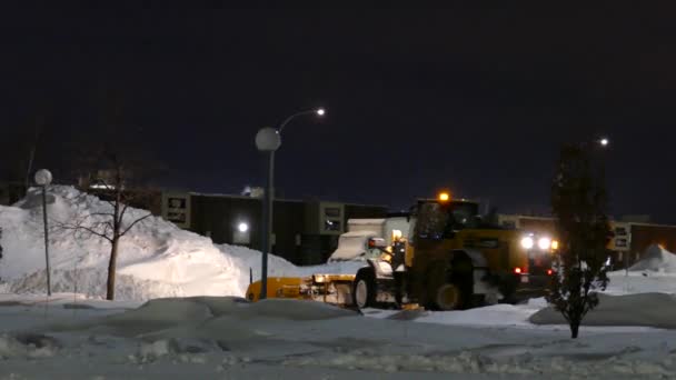 Schneepflug Lkw Beseitigt Schnee Und Räumt Den Weg Nach Starkem — Stockvideo