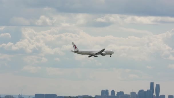 Samoloty Przelatujące Nad Toronto City Skyline Final Approach Pearson International — Wideo stockowe