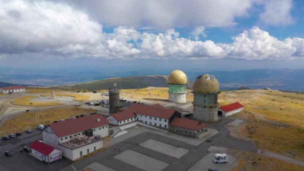 Drohnenblick Über Das Observatorium Torre Der Serra Estrela Sonniges Portugal — Stockvideo