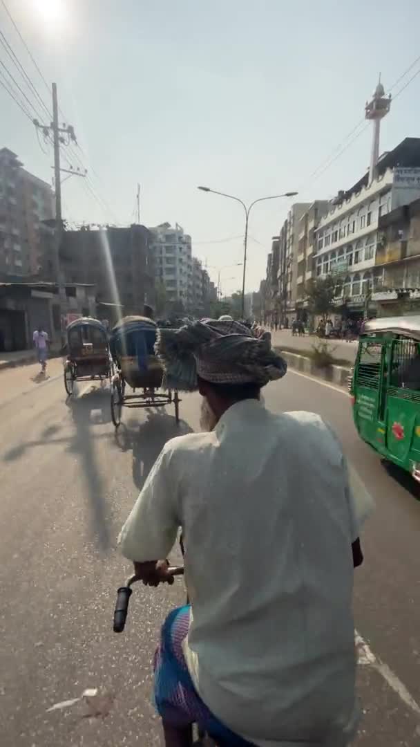 Bruker Lokal Rickshaw Puler Trehjulssykkelen Til Transport Asia Vertikal Pov – stockvideo
