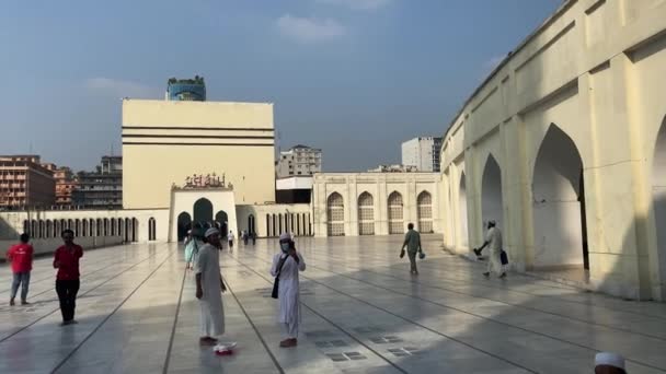 Pan Vista Sinistra Attraverso Cortile Baitul Mukarram Moschea Nazionale Dacca — Video Stock