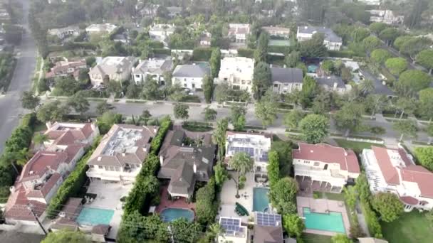 大型贝弗利山住宅 位于私人高档住宅区 游泳池和网球场 空中有雾 — 图库视频影像